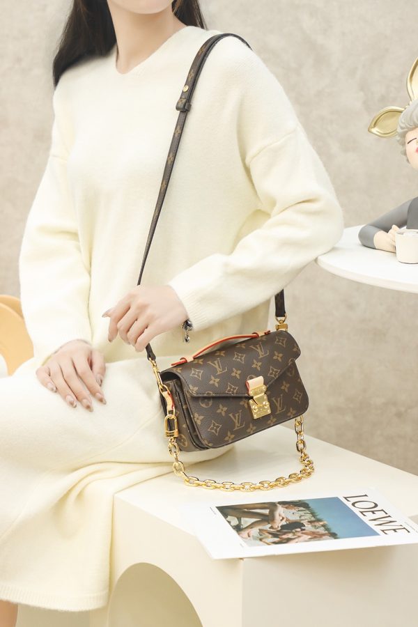 LV 𝐏𝐨𝐜𝐡𝐞𝐭𝐭𝐞 𝐌é𝐭𝐢𝐬 𝐄𝐚𝐬𝐭 𝐖𝐞𝐬𝐭 Bag