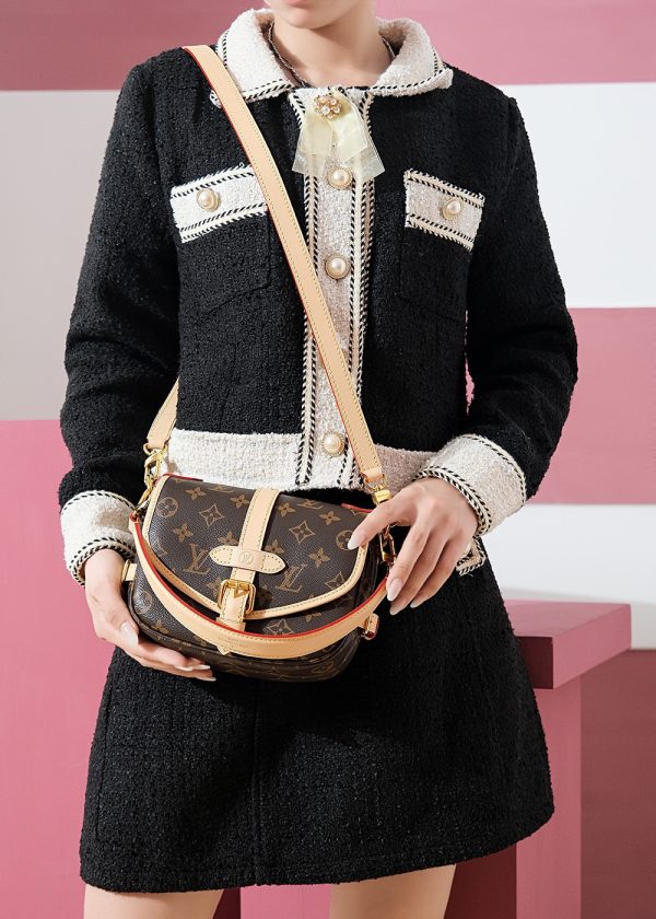LV 𝐒𝐀𝐔𝐌𝐔𝐑 𝐁𝐁 BAG