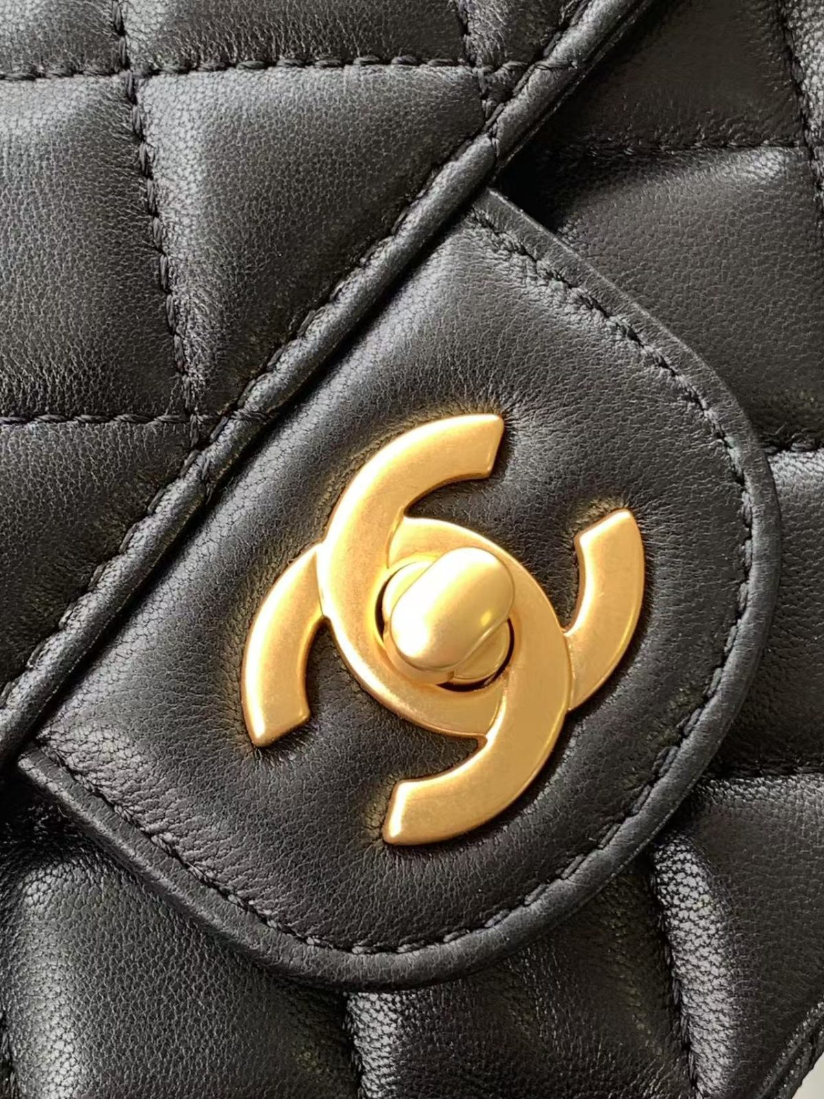 Chanel Kelly Handbag - Image 5