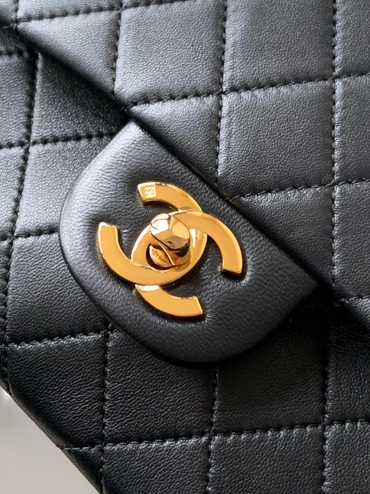 Chanel Classic Flap Sheepskin Bag - Image 5