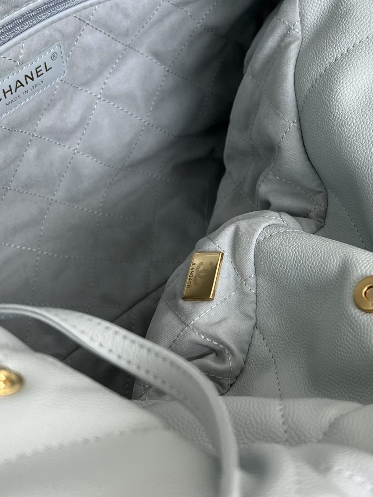 Chanel 22 Shopping Bag - Image 9
