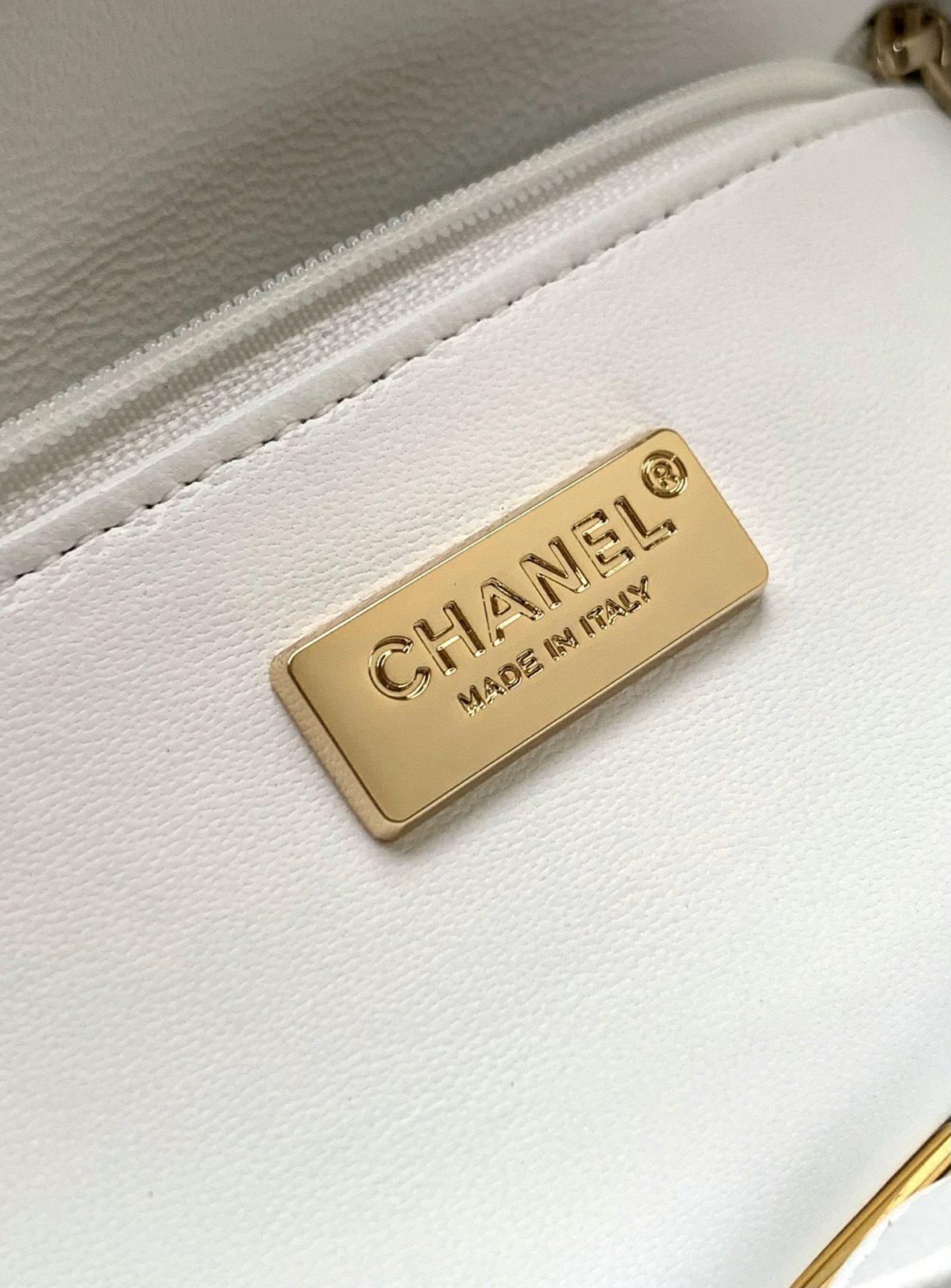 Chanel Classic Flap Bag - Image 7