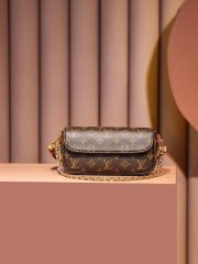 LV 𝐖𝐀𝐋𝐋𝐄𝐓 𝐎𝐍 𝐂𝐇𝐀𝐈𝐍 𝐈𝐕𝐘 Bag - Image 4