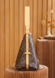 LV Carryall Bag MM - Image 8