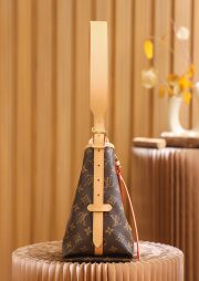 LV Carryall Bag PM - Image 10
