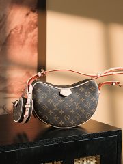 LV 𝐂𝐑𝐎𝐈𝐒𝐒𝐀𝐍𝐓 BAG - Image 2