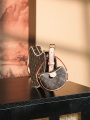 LV 𝐂𝐑𝐎𝐈𝐒𝐒𝐀𝐍𝐓 BAG - Image 4