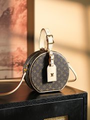 LV 𝐏𝐄𝐓𝐈𝐓𝐄 𝐁𝐎𝐈𝐓𝐄 𝐂𝐇𝐀𝐏𝐄𝐀𝐔 BAG - Image 3