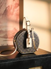 LV 𝐏𝐄𝐓𝐈𝐓𝐄 𝐁𝐎𝐈𝐓𝐄 𝐂𝐇𝐀𝐏𝐄𝐀𝐔 BAG - Image 4