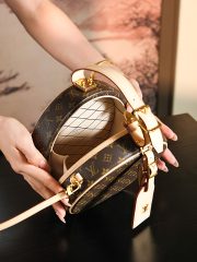 LV 𝐏𝐄𝐓𝐈𝐓𝐄 𝐁𝐎𝐈𝐓𝐄 𝐂𝐇𝐀𝐏𝐄𝐀𝐔 BAG - Image 10