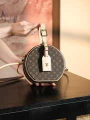 LV 𝐏𝐄𝐓𝐈𝐓𝐄 𝐁𝐎𝐈𝐓𝐄 𝐂𝐇𝐀𝐏𝐄𝐀𝐔 BAG - Image 2