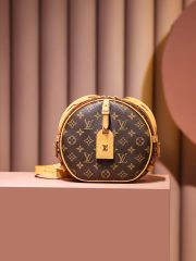 LV 𝐁𝐎𝐈𝐓𝐄 𝐂𝐇𝐀𝐏𝐄𝐀𝐔 𝐒𝐎𝐔𝐏𝐋𝐄 BAG - Image 2