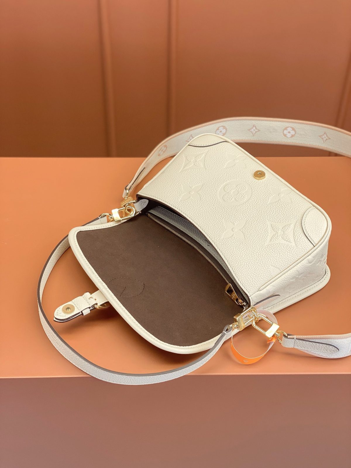 LV Diane Bag - Image 8