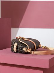 LV 𝐒𝐀𝐔𝐌𝐔𝐑 𝐁𝐁 BAG - Image 8