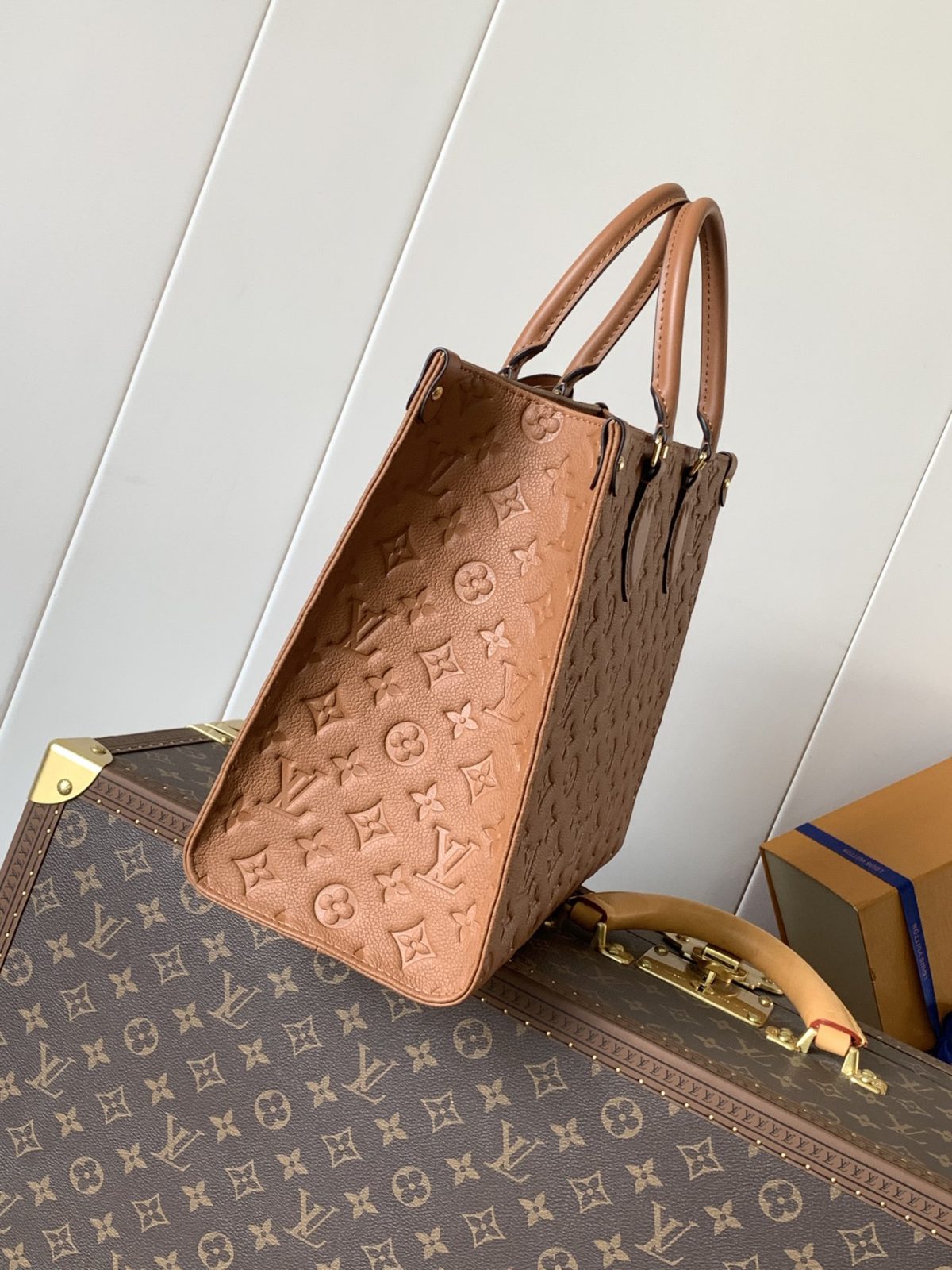 LV Onthego Handbag - Image 4