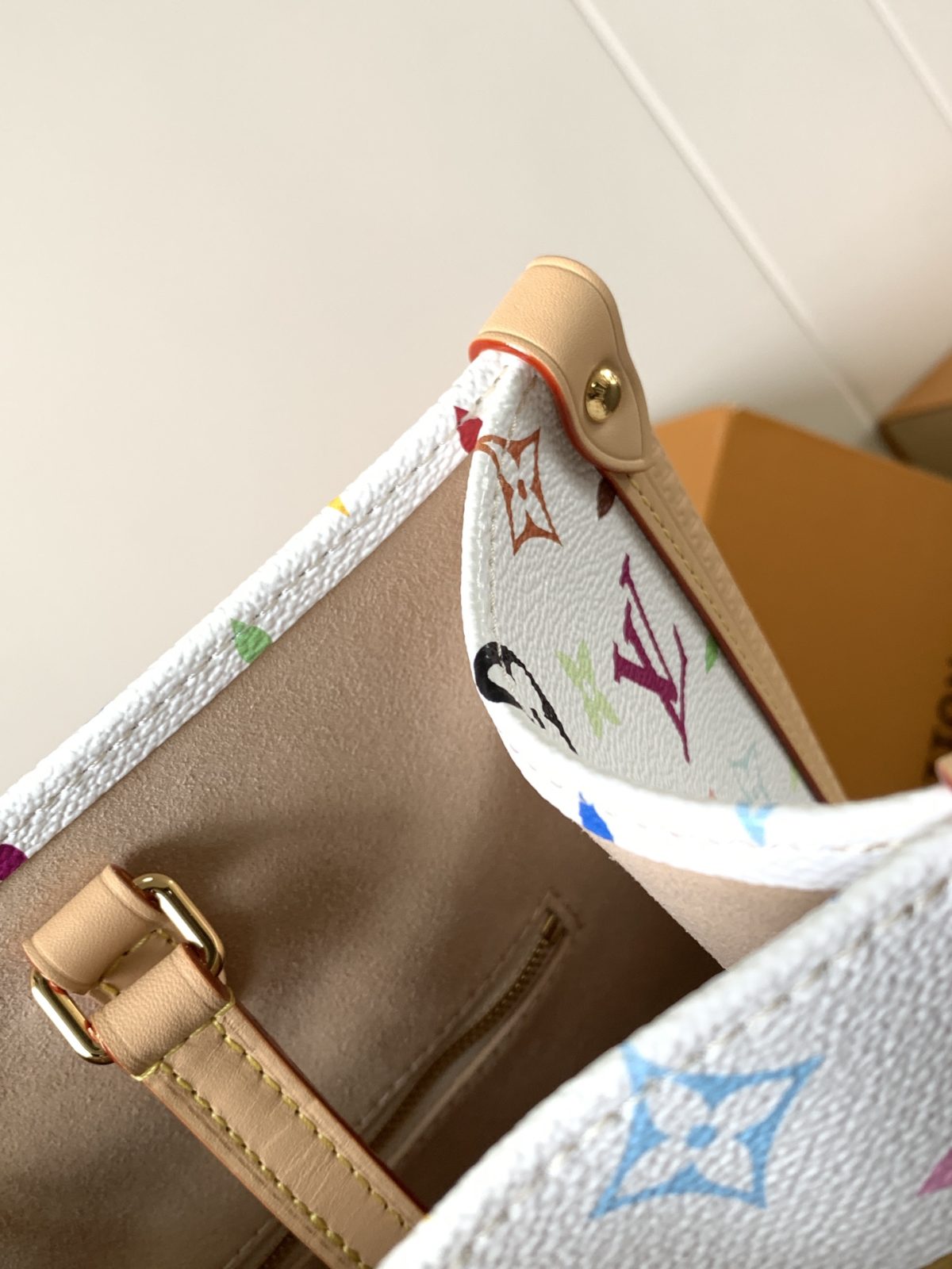 LV Onthego Handbag - Image 7