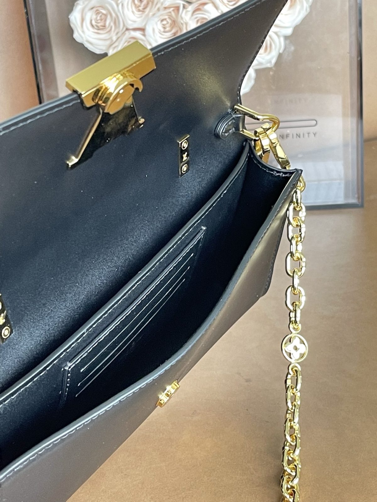 LV Wallet On Chain Capucines - Image 9