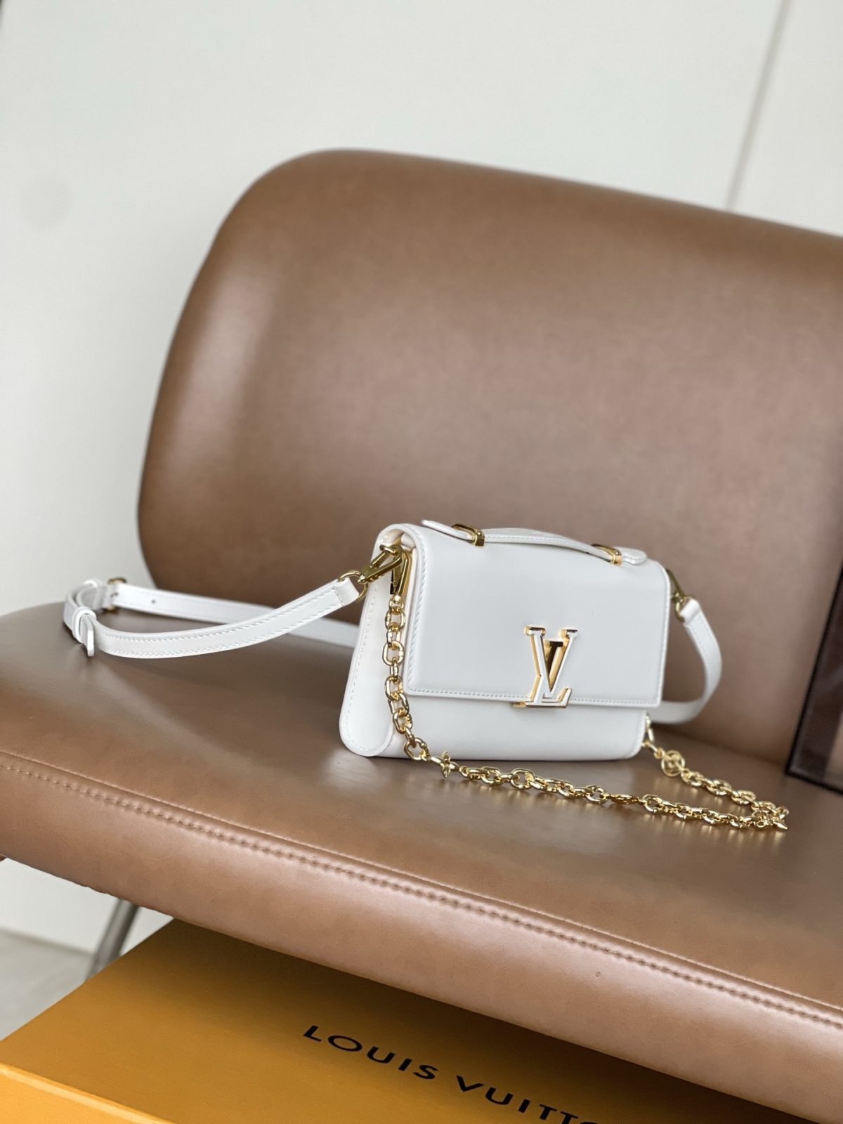 LV Wallet On Chain Capucines - Image 4