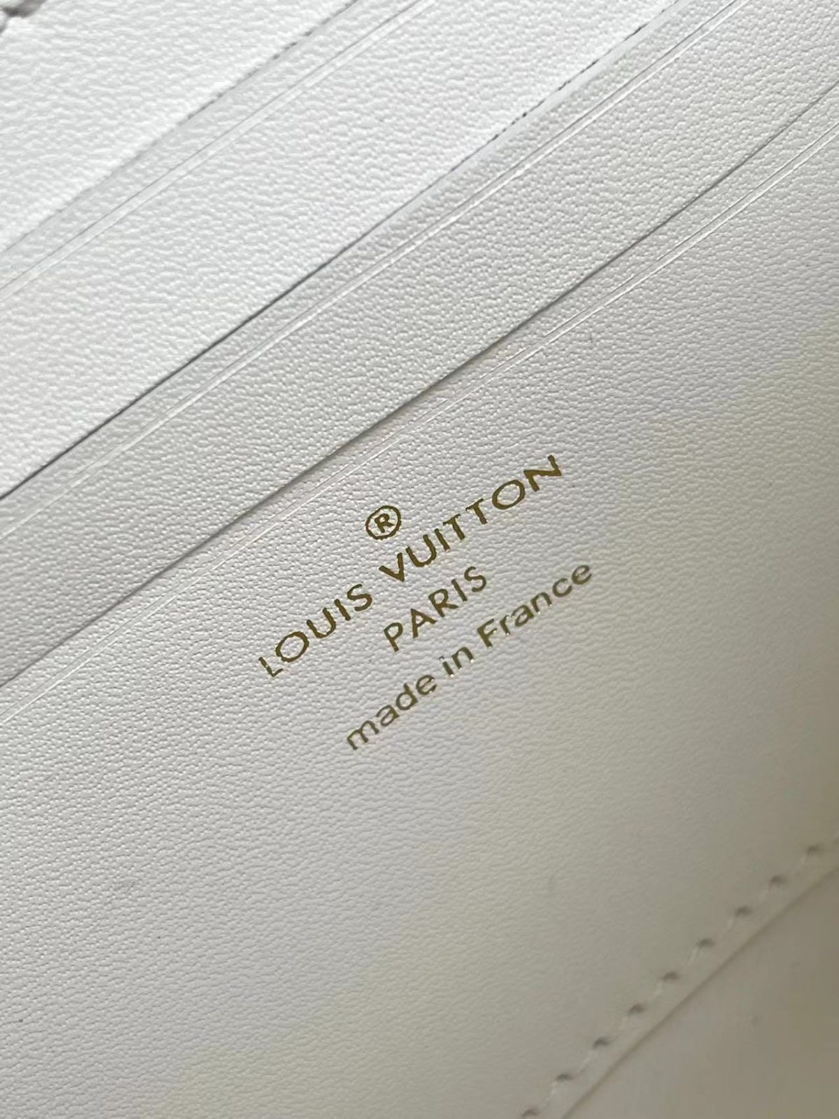 LV Wallet On Chain Capucines - Image 9