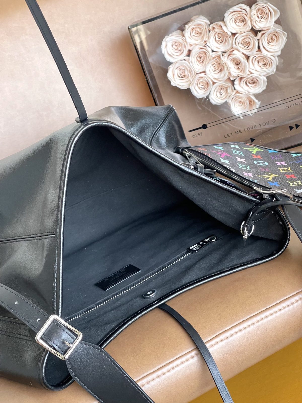 LV CarryAll Dark MM - Image 5