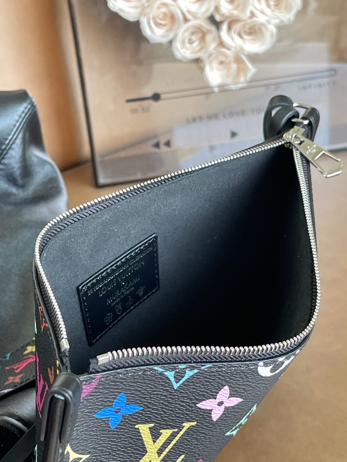 LV CarryAll Dark MM - Image 8