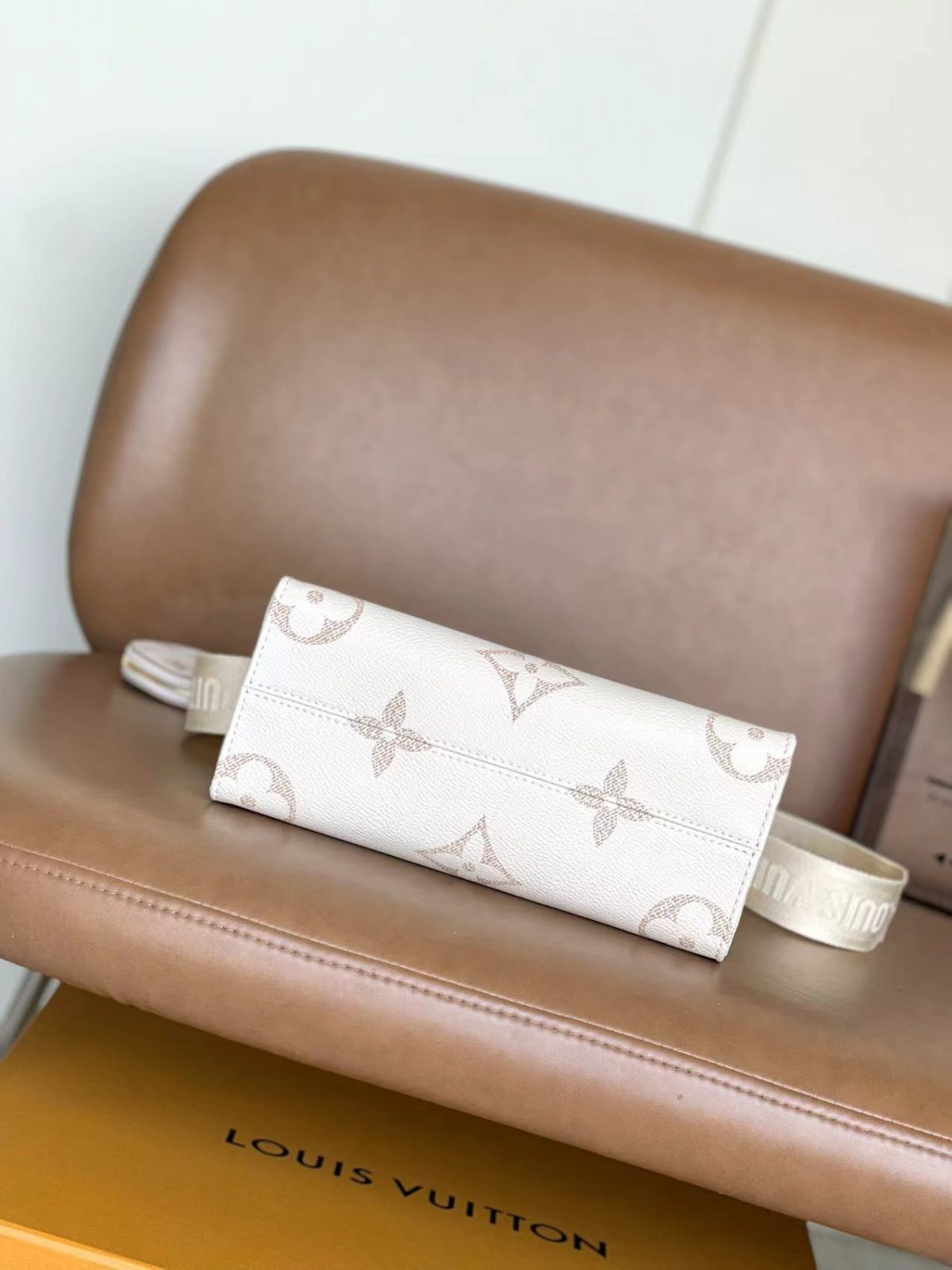 LV Onthego Handbag - Image 4