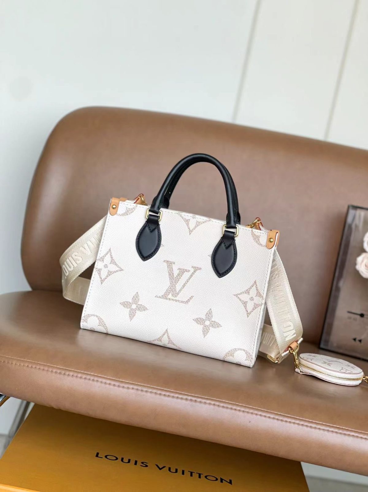 LV Onthego Handbag - Image 3