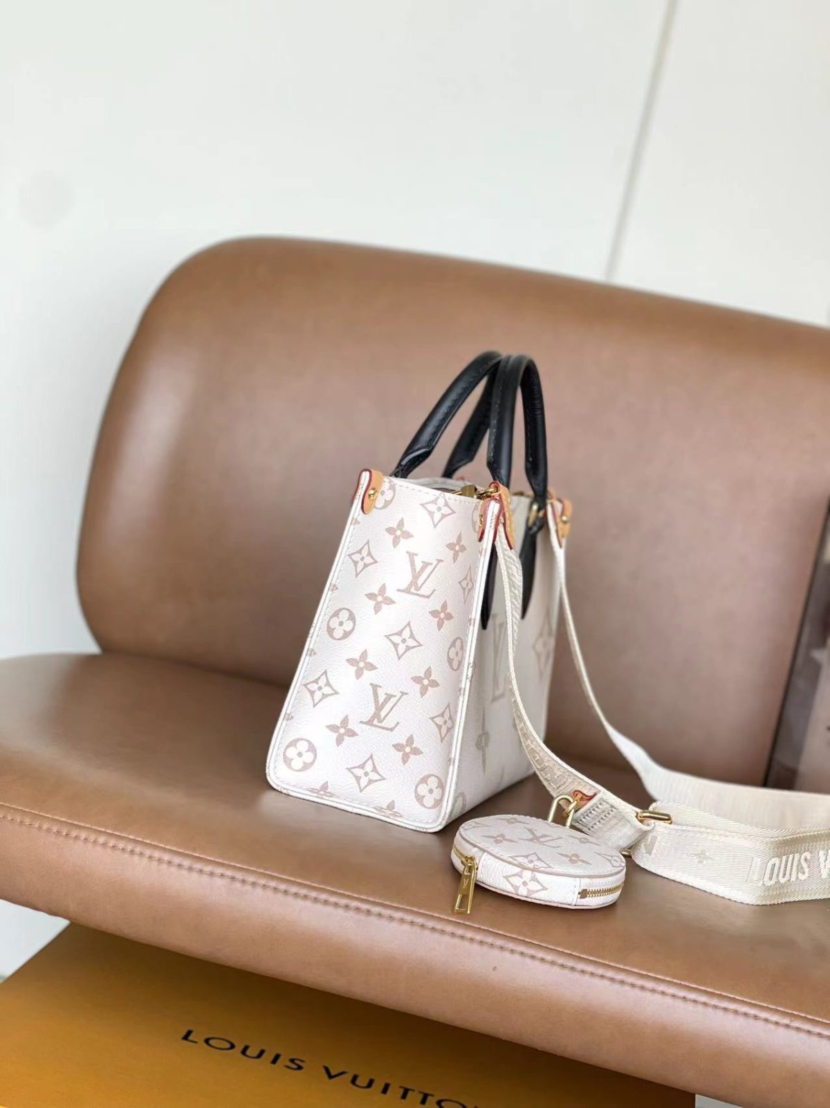 LV Onthego Handbag - Image 2