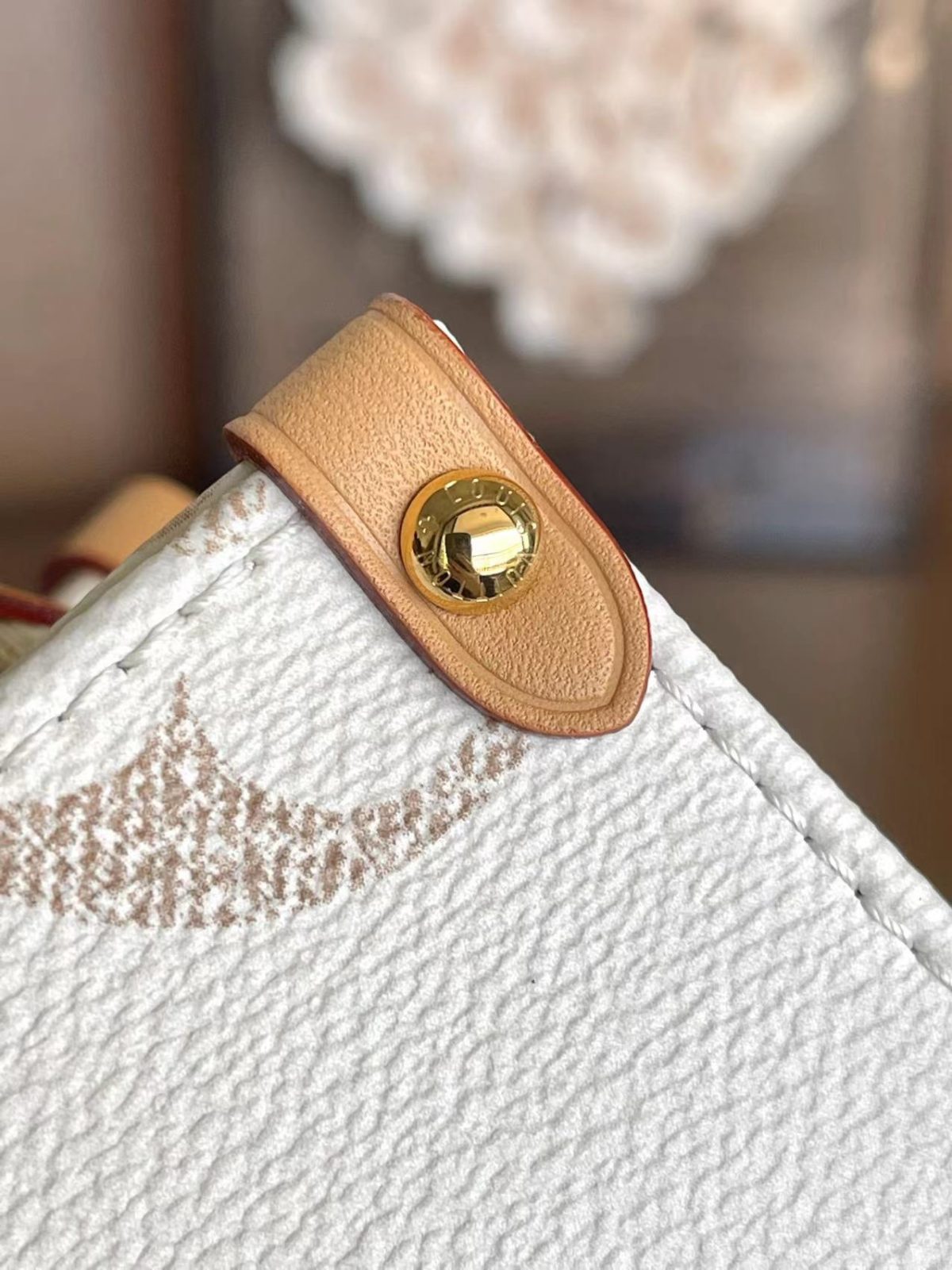 LV Onthego Handbag - Image 5