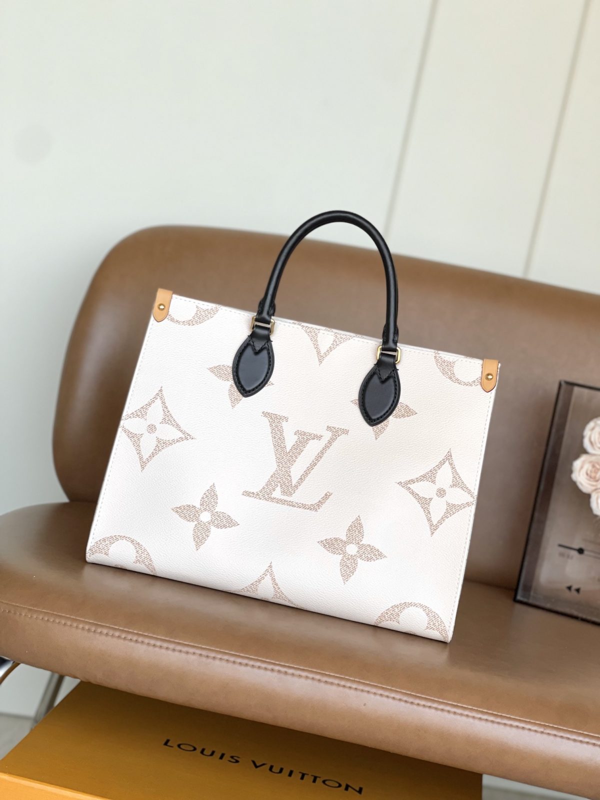LV Onthego MM Bag - Image 2