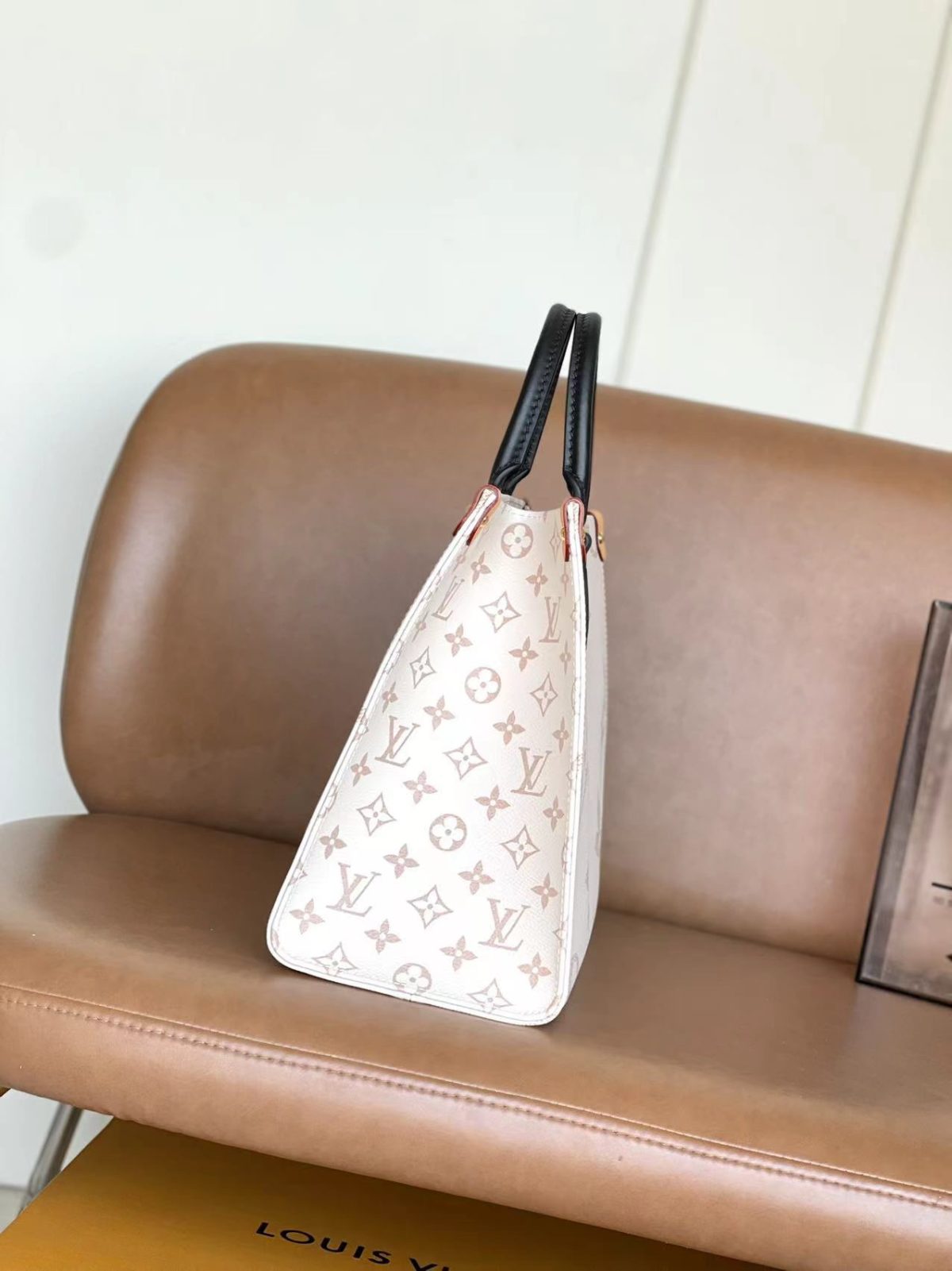 LV Onthego MM Bag - Image 3