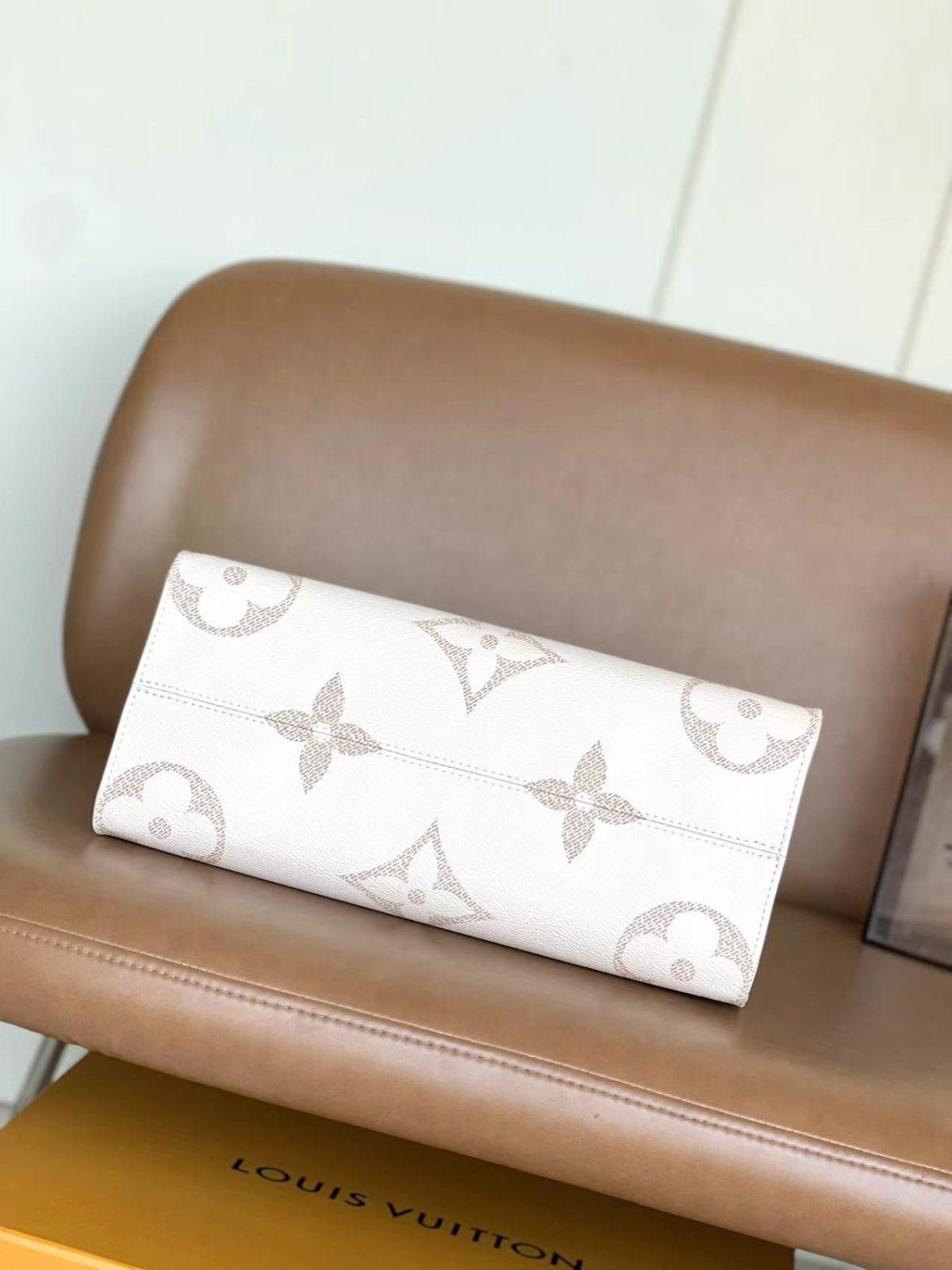 LV Onthego MM Bag - Image 4