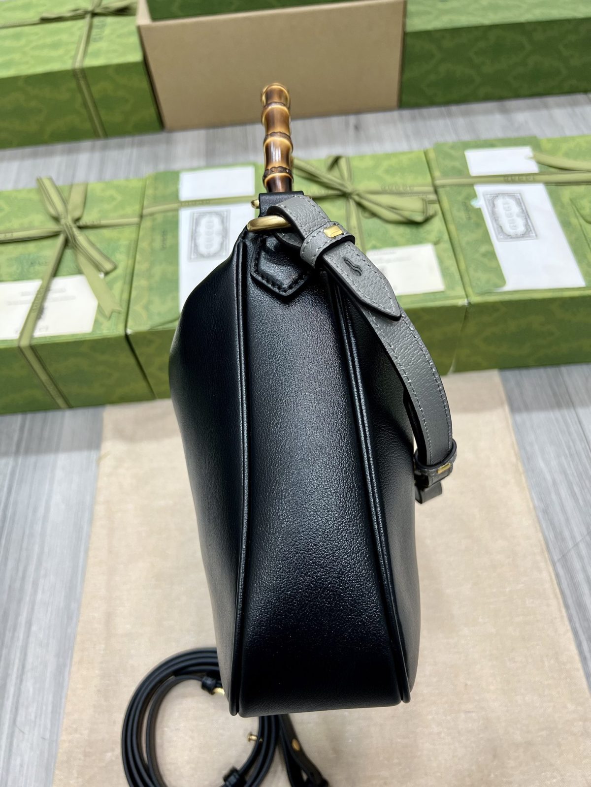 Gucci Diana Medium Shoulder Bag - Image 4