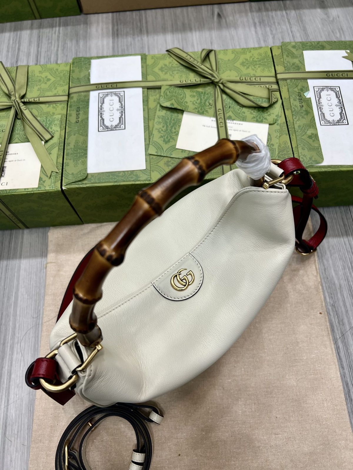 Gucci Diana Medium Shoulder Bag - Image 4
