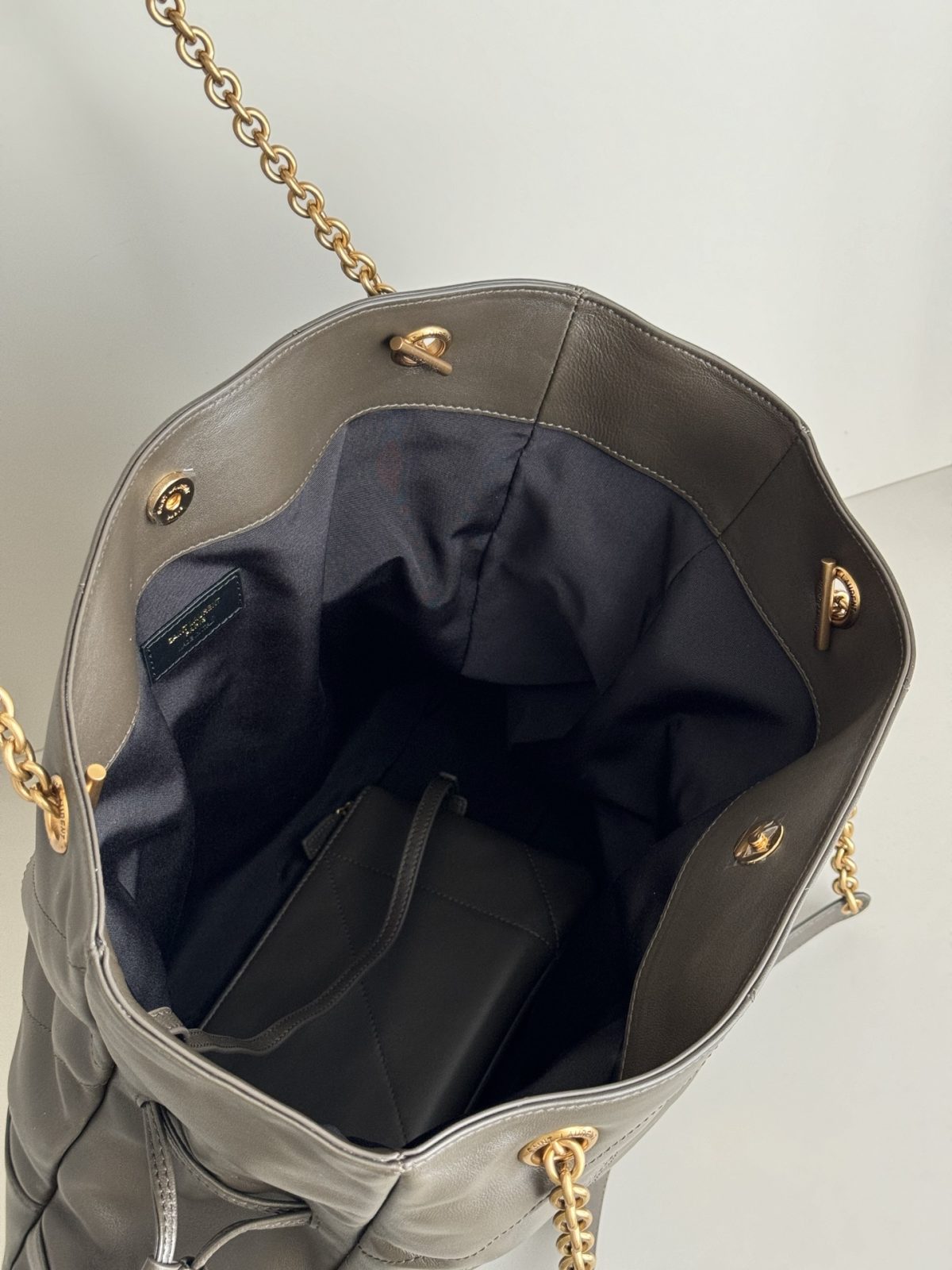 Yves Saint Laurent Jamie 4.3 Large Pochon - Image 8