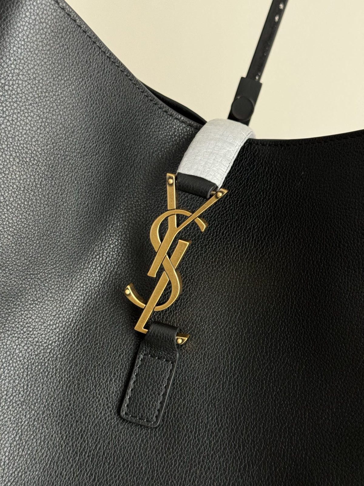 Yves Saint Laurent LE5A7 Large Hobo Bag - Image 2