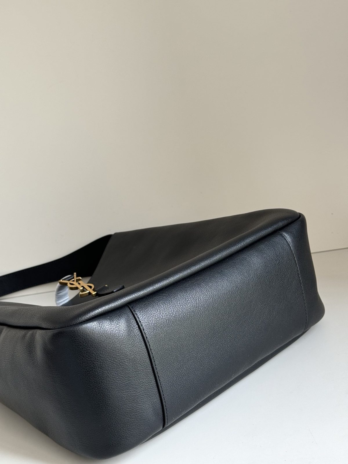 Yves Saint Laurent LE5A7 Large Hobo Bag - Image 5