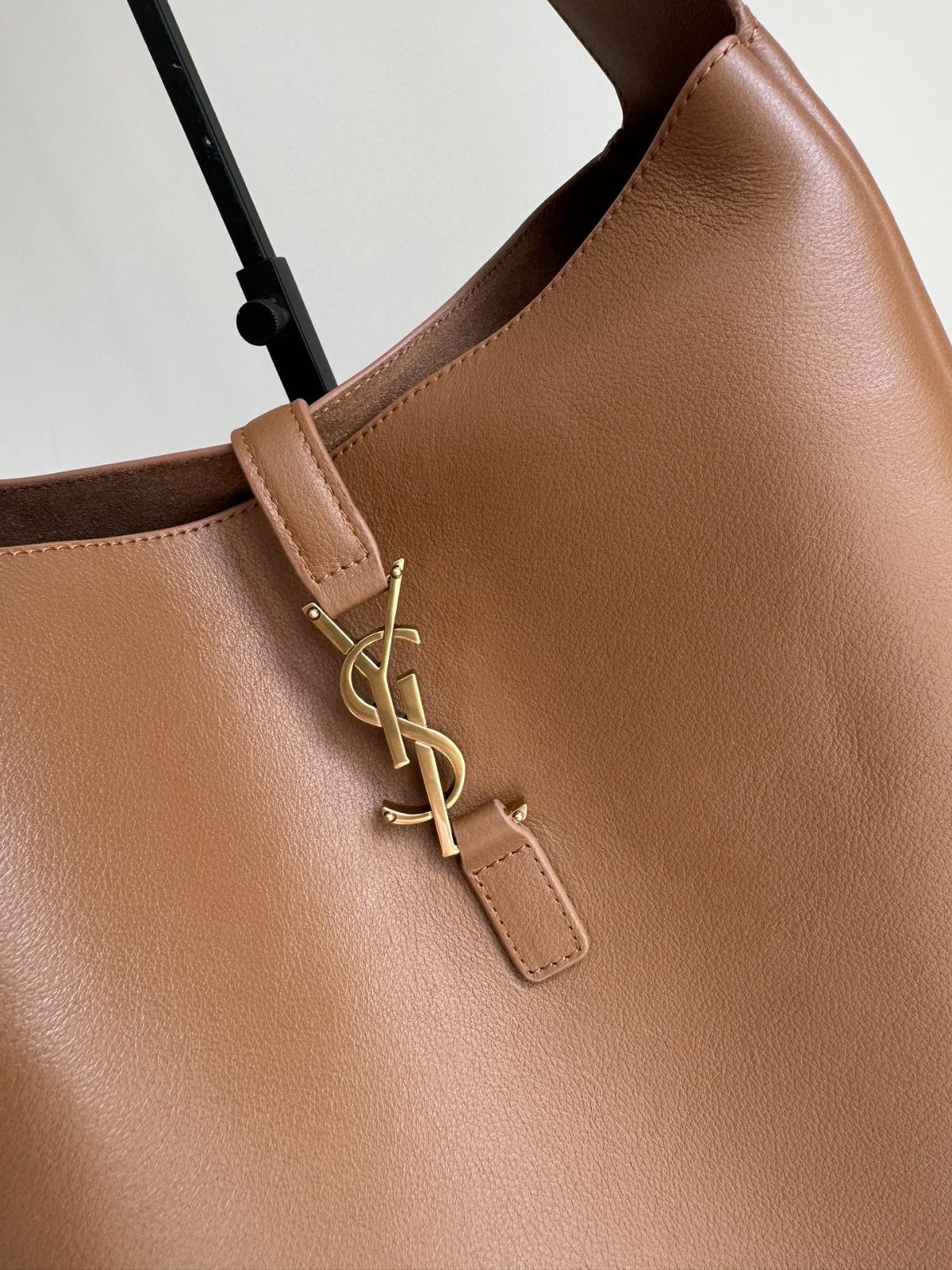 Yves Saint Laurent LE5A7 Large Hobo Bag - Image 2