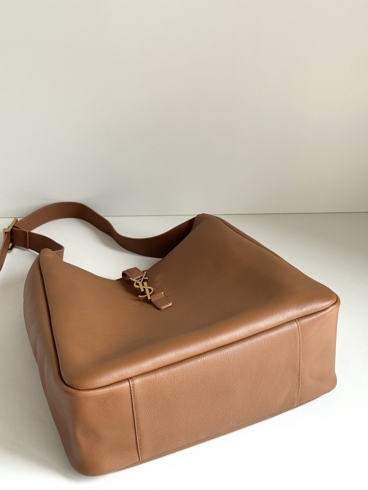 Yves Saint Laurent LE5A7 Large Hobo Bag - Image 6