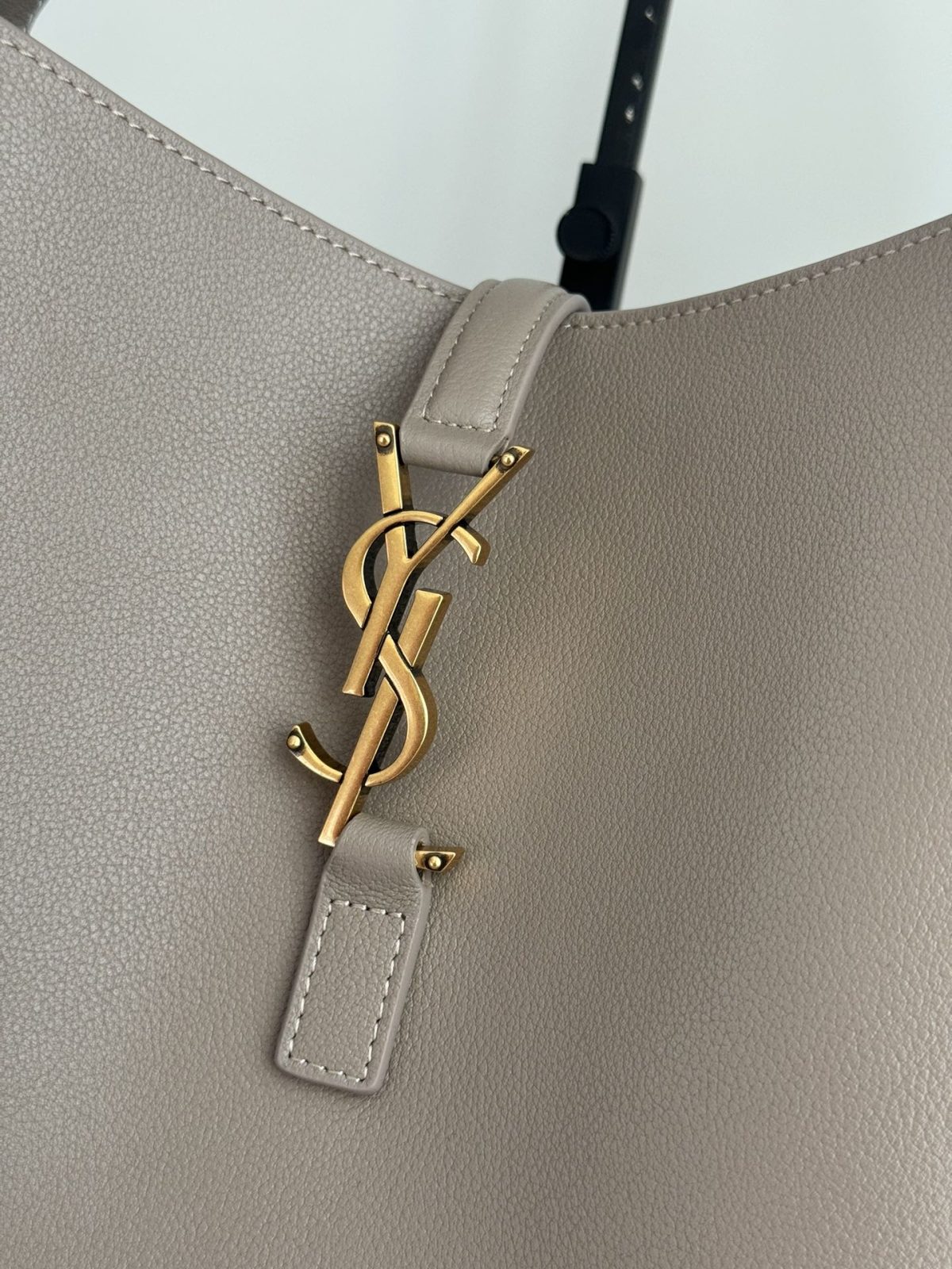 Yves Saint Laurent LE5A7 Large Hobo Bag - Image 5