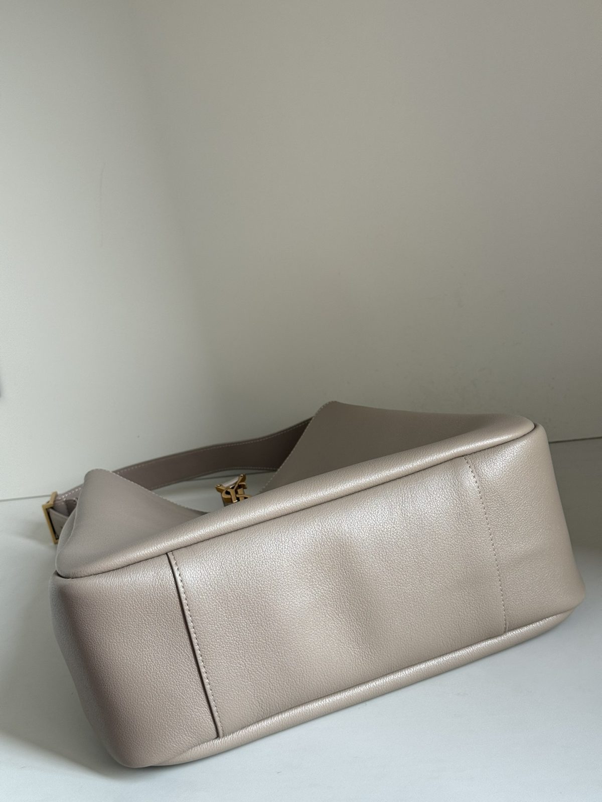Yves Saint Laurent LE5A7 Large Hobo Bag - Image 3