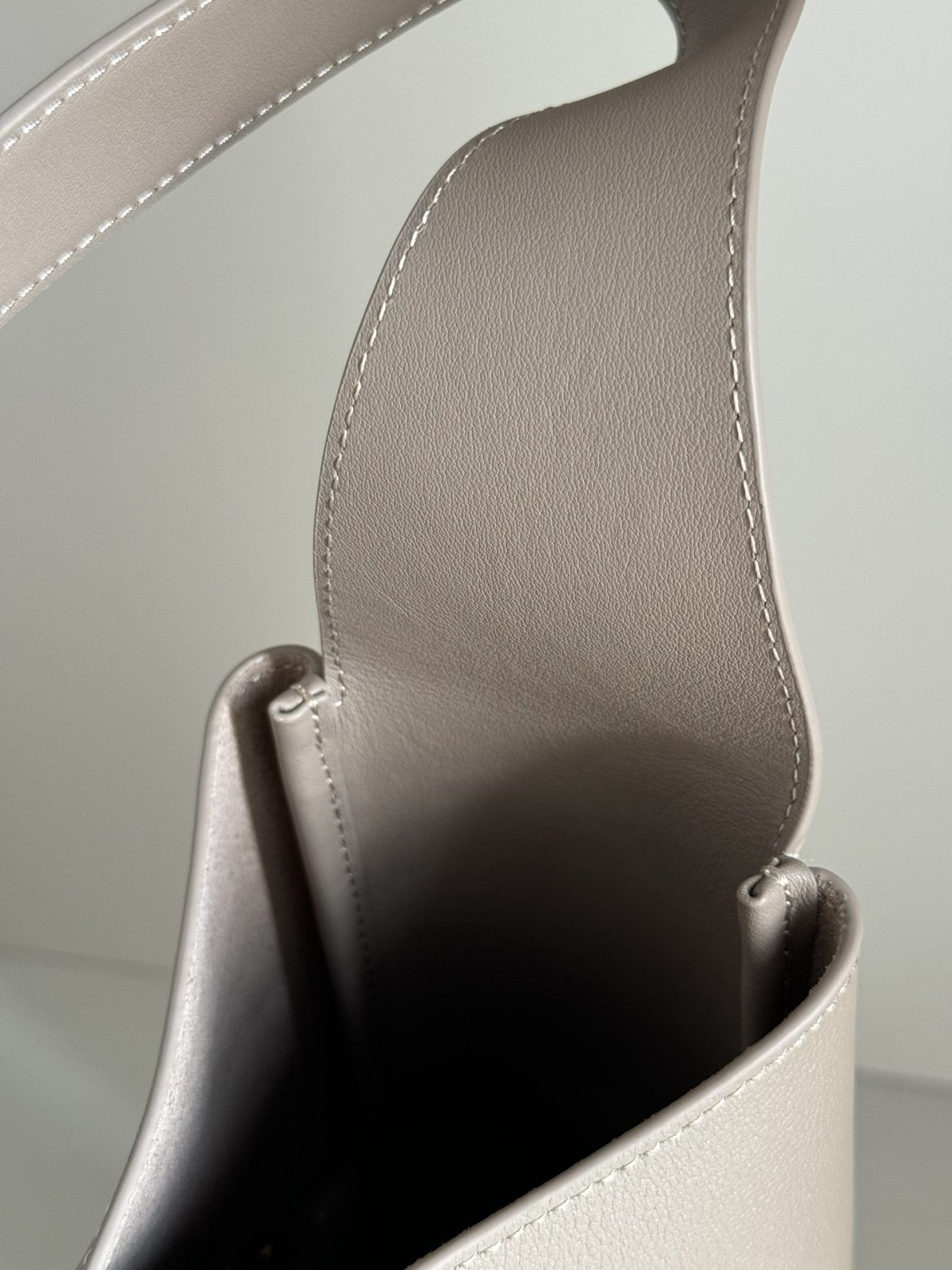 Yves Saint Laurent LE5A7 Large Hobo Bag - Image 7