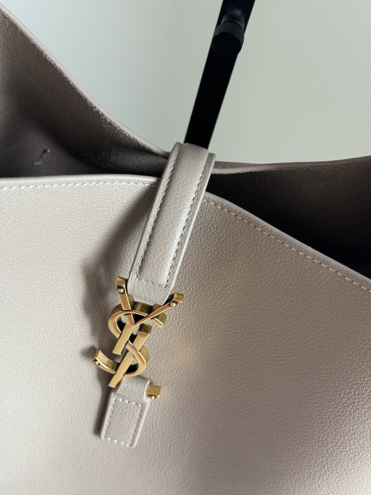 Yves Saint Laurent LE5A7 Large Hobo Bag - Image 4