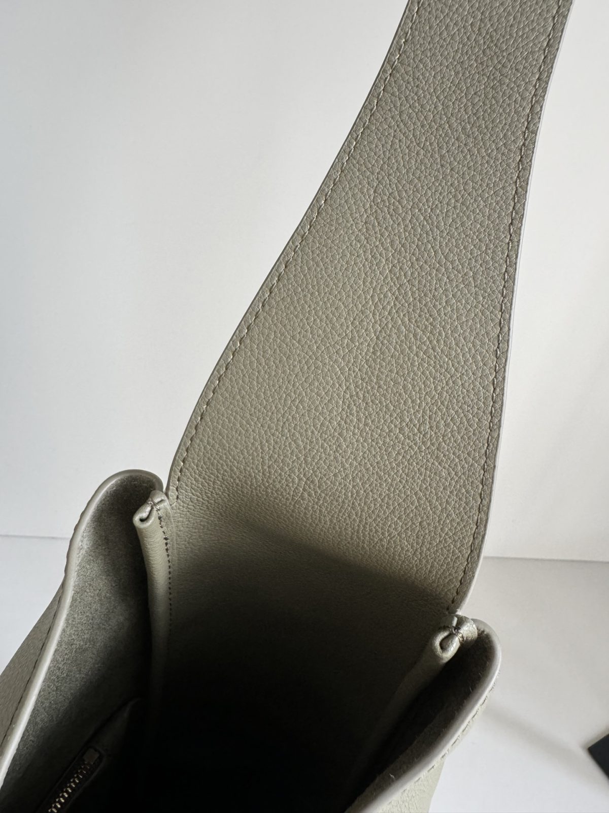 Yves Saint Laurent LE5A7 Large Hobo Bag - Image 9