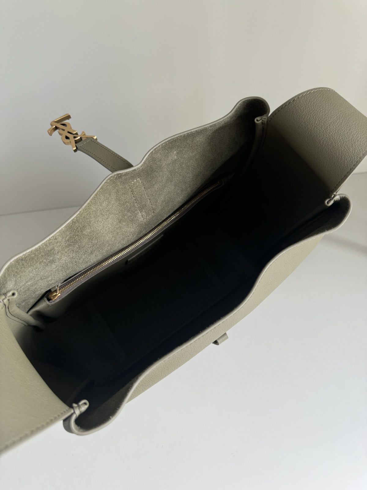 Yves Saint Laurent LE5A7 Large Hobo Bag - Image 8