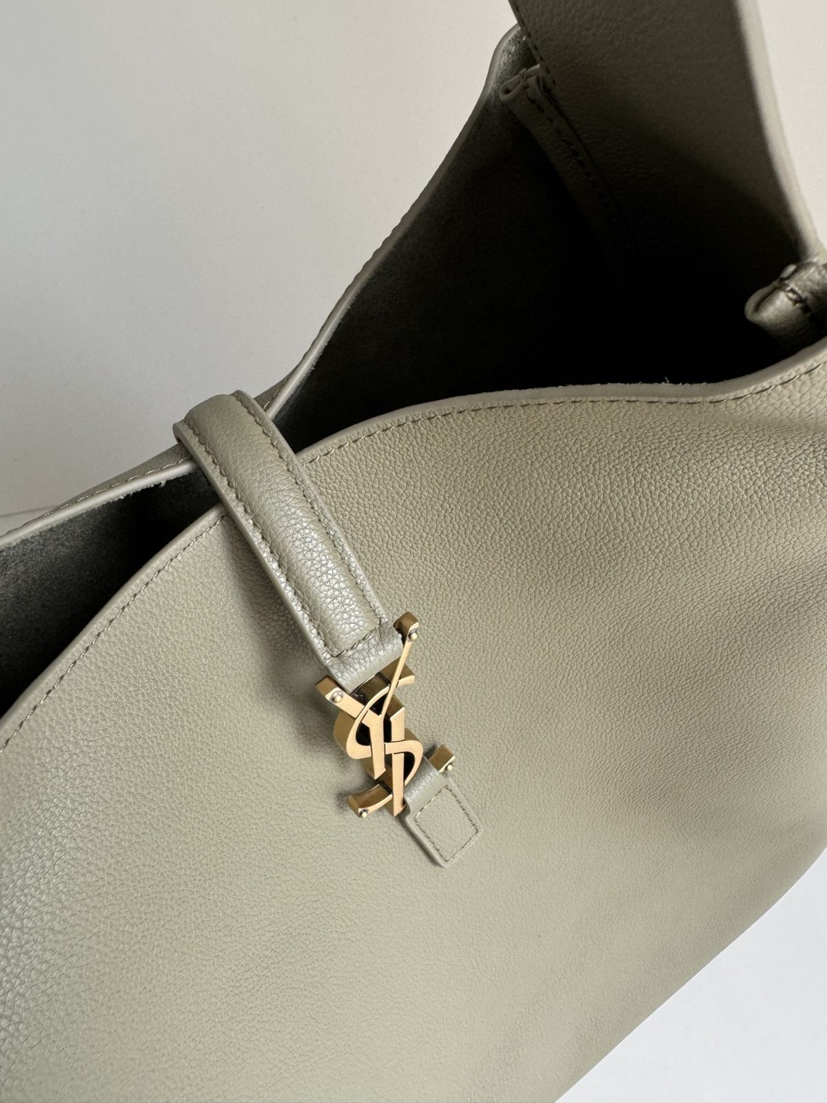 Yves Saint Laurent LE5A7 Large Hobo Bag - Image 6