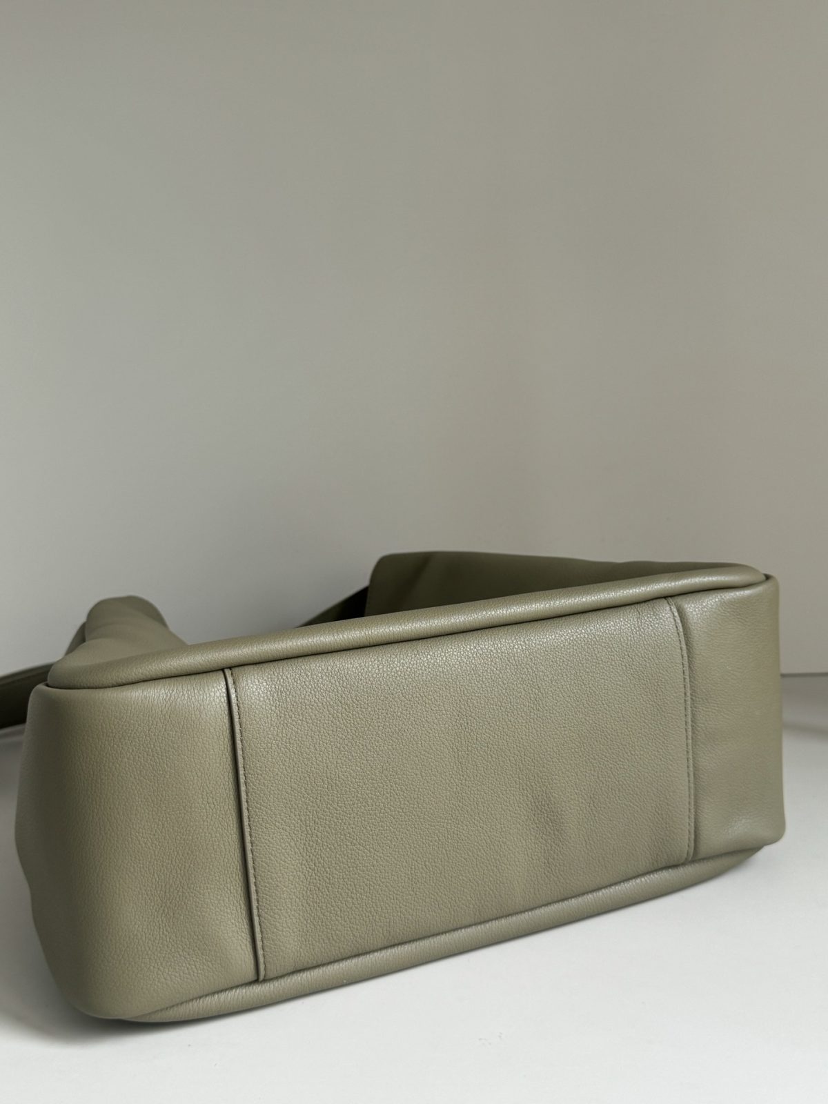 Yves Saint Laurent LE5A7 Large Hobo Bag - Image 7