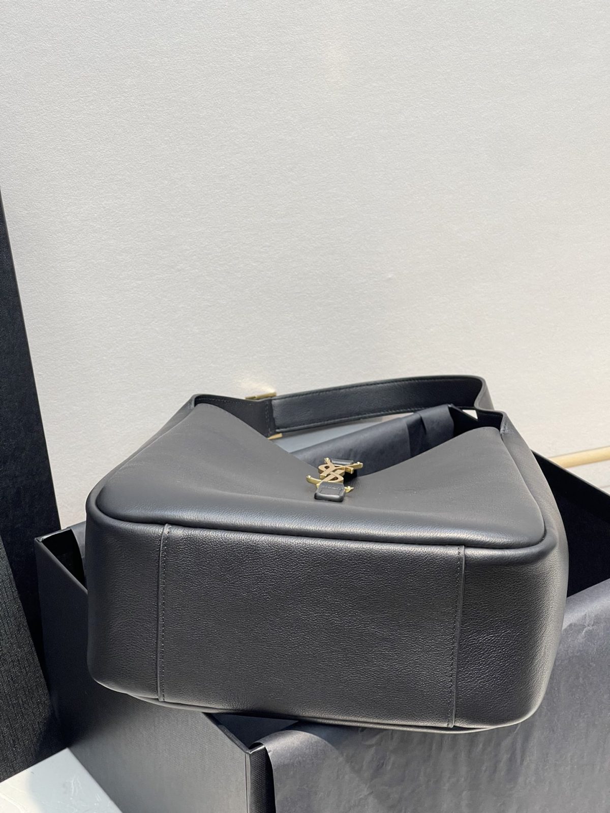 Yves Saint Laurent LE5A7 Small Hobo Bag - Image 8