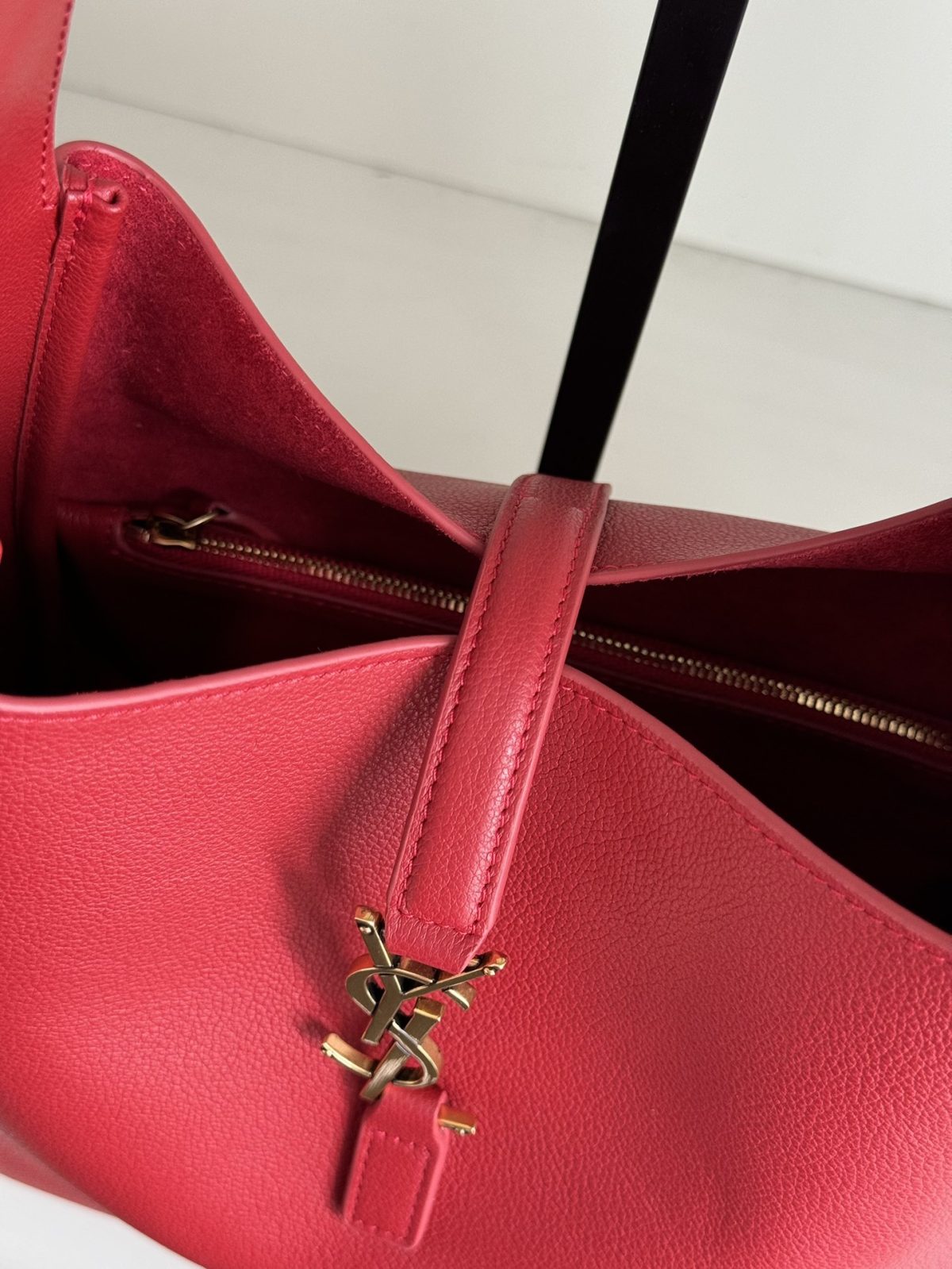 Yves Saint Laurent LE5A7 Small Hobo Bag - Image 8