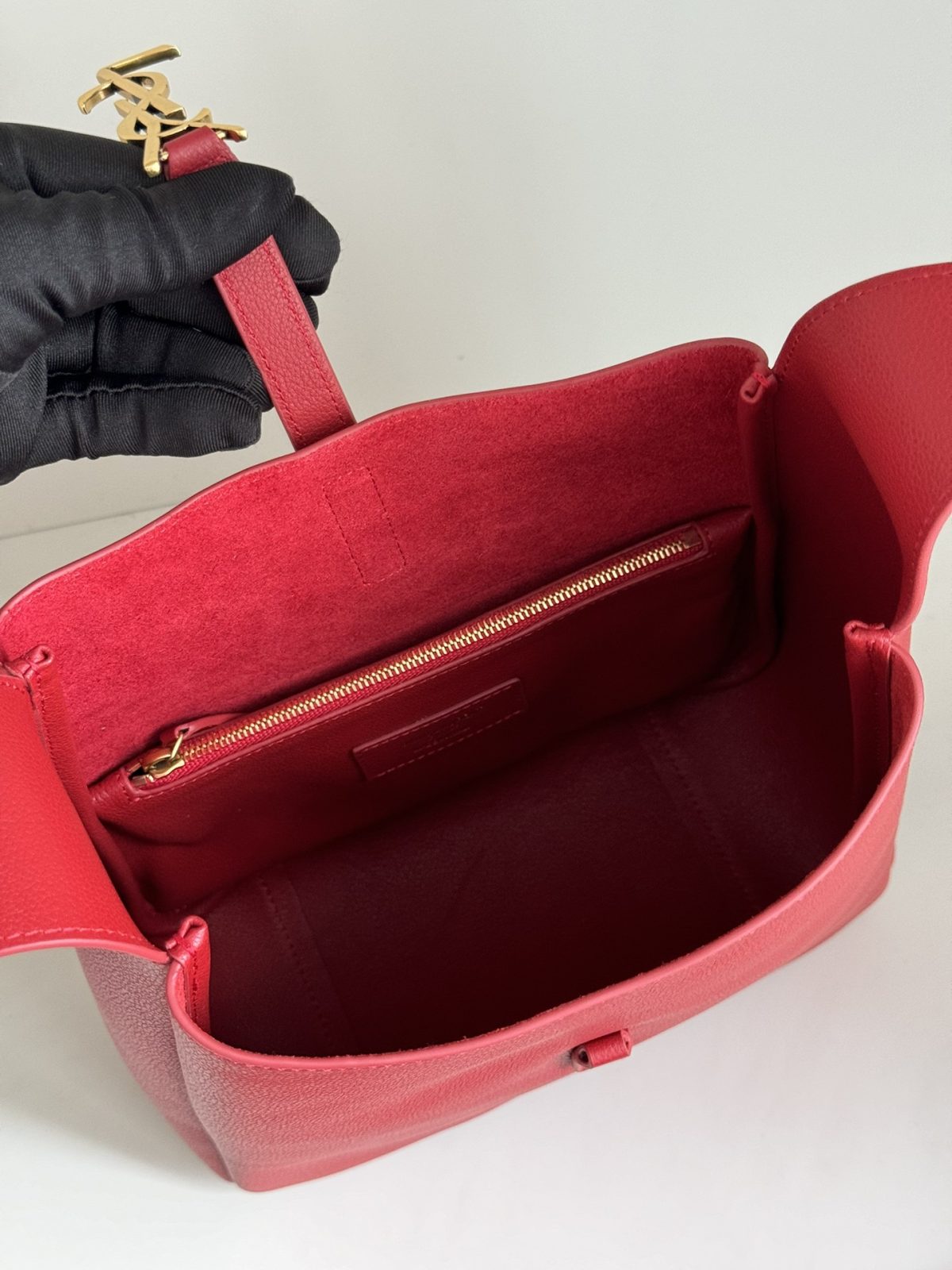 Yves Saint Laurent LE5A7 Small Hobo Bag - Image 7